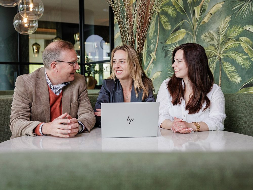 Kim Berger, Tim Rikmenspoel en Tea Malkoc aan tafel